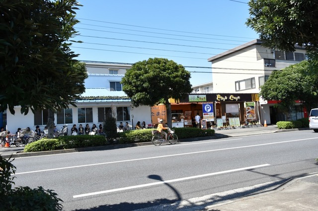 左に座っている人たちはウェイティング中