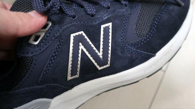 【ニューバランス Walking Fresh Foam X 880 v7】Nマークはツヤ控えめのシルバーのふちどりで、大人にぴったりのデザイン！