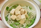 豆腐はよく水切りしないとドレッシングが水っぽくなるので注意！
