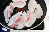 塩レモンを使ったアレンジレシピ「漬け込み不要の焼肉トッピング」／豚バラ肉は塩こしょうを振って、フライパンで焼きます