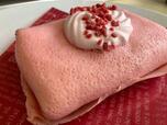 いちご色のクレープ生地に、いちご色のクリームが絞られている。【コンビニ最新スイーツ正直レビュー】