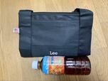 【Lee マルチトートバッグ】折りたたむと600mlペットボトルの縦幅と同じくらいのサイズ感