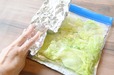 【野菜・肉の便利な冷凍保存術／レタス】アルミホイルで全体を覆います