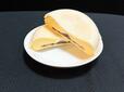 【くらしにベルク　あんバターもなか】断面には黄色みがかったアイスと、少量の餡が見えます