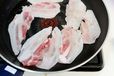 塩レモンを使ったアレンジレシピ「漬け込み不要の焼肉トッピング」／豚バラ肉は塩こしょうを振って、フライパンで焼きます