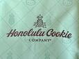 前面中央の「Honolulu Cookie Company」のロゴプリントは立体的なエンボス加工。ぷっくり感がキュート！