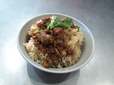 味のしみた中華おこわ＋魯肉飯風の肉という最強の組み合わせは、『老圓環食品』で。これで45元