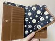 【SNOOPY LONG WALLET BOOK スマートお財布ショルダーバッグ】カードがたっぷり入り、お札ポケットも大きく開く