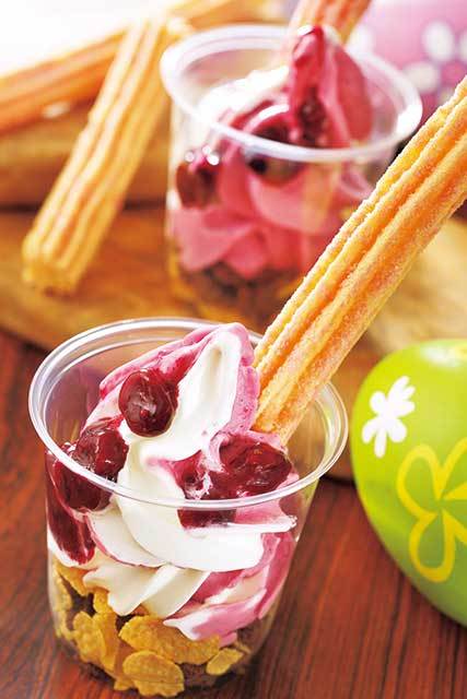 東京ディズニーランド　【ラケッティのラクーンサルーン】クリッターサンデー（チュロス＆ミックスソフトクリーム） 460円　期間限定のチュロスとミックスソフトクリームがコラボ。サクサクした食感にハマりそう！（2015.4/1～6/23）©Disney 