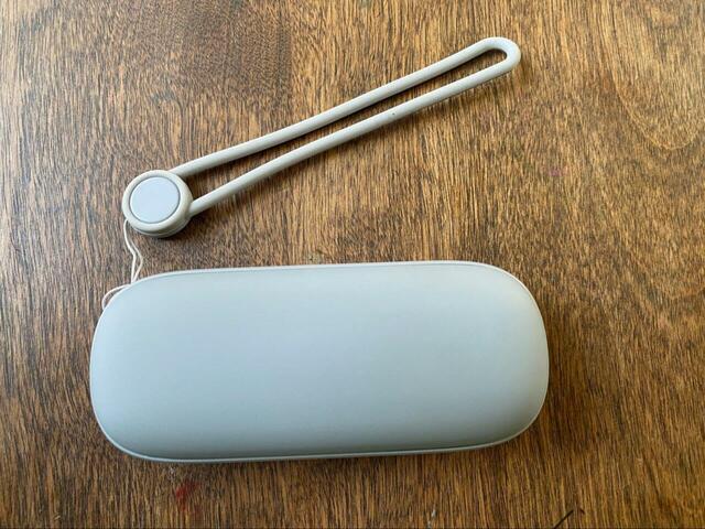 【ニトリ　手のひらに収まる充電式カイロ】サイズは約幅4.6×奥行3×高さ10.7cm。ストラップも付属しています