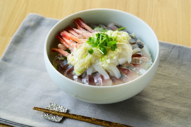 【『cookpad plus 2025年春号』（扶桑社）】塩こうじだれの海鮮丼