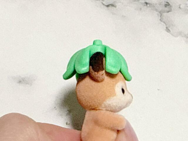 お花の葉っぱモチーフの帽子は、溝にお耳を合わせて被せます