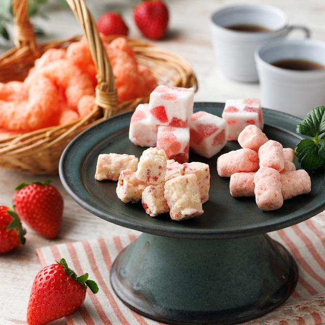 「ICHIBIKO　ふぁふぁ　いちごミルク味」 税込218円、「ICHIBIKO　マシュマロいちごミルクチョコ」 税込138円、「ICHIBIKO　いちごミルククランチチョコ」　税込138円、「ICHIBIKO でっかい！キャラメルコーンいちごミルク味」 税込138円【ICHIBIKO×ローソン】