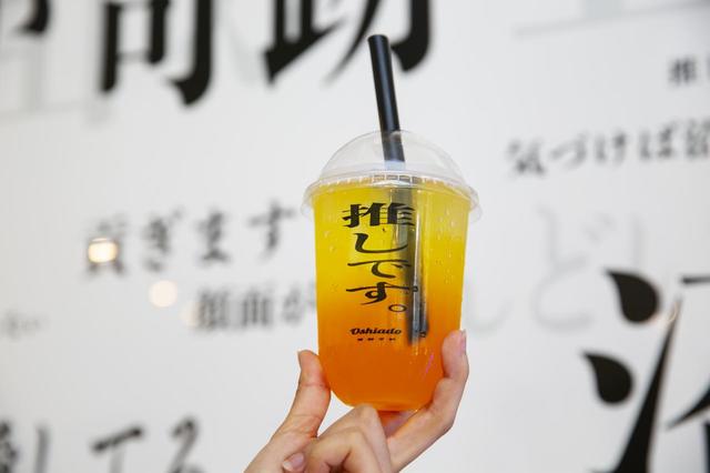 「推し活専門店オシアド原宿」ドリンクのグラデーションもかわいらしい♪