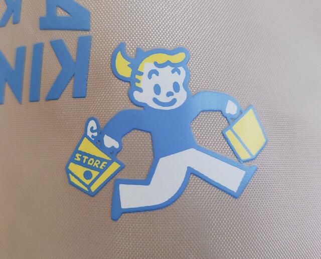 ショッピングを楽しむジル（拡大図）