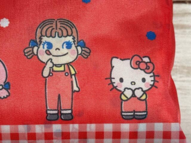 ペコちゃんとお揃いのイエローのTシャツとレッドのサロペットを着用したさンリオキャラクターズたちがキュート♪