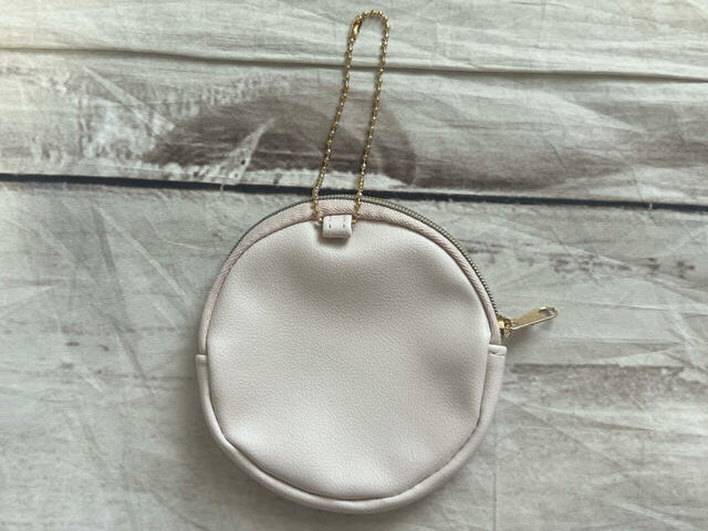 バックは装飾がないシンプルなデザイン