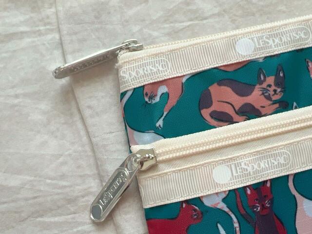 もちろん上下2段のファスナーにもレスポのロゴ入り!