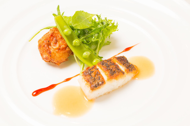真鯛のポワレ グレープフルーツソース 桜海老を纏ったジャガイモのクロケットと共に