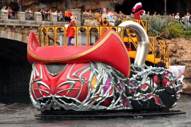 「ザ・ヴィランズ・ワールド」 水上 バージ