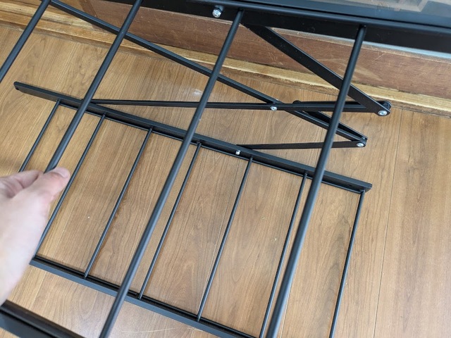 【アイリスオーヤマ 組立簡単 連結スチールラック】蛇腹のように折りたたまれたフレームを広げ、棚板をセットするだけで使えます！