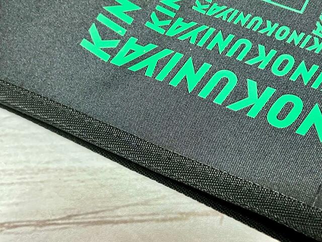 素材はポリエステル。しっかりとした厚みのある生地