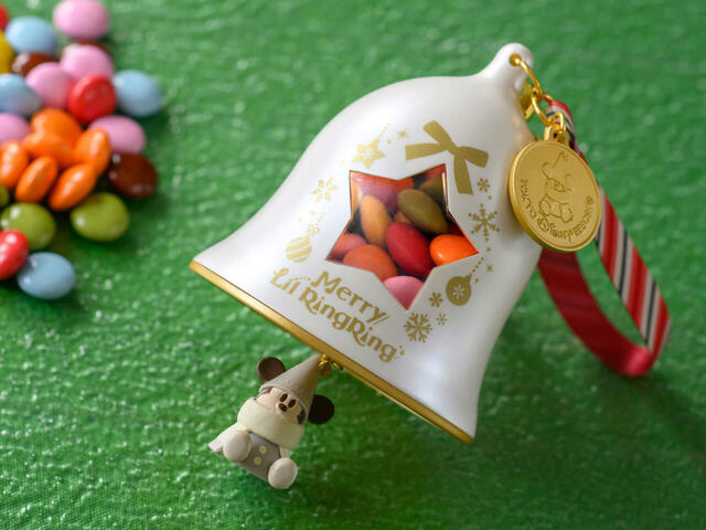 カラフルチョコレート、ミニスナックケース付き 1,200円｜東京ディズニーリゾート「ディズニー・クリスマス」スペシャルメニュー｜販売店舗：東京ディズニーランド「ヒューイ・デューイ・ルーイのグッドタイム・カフェ」、東京ディズニーシー「ザンビーニ・ブラザーズ・リストランテ」｜発売日：2024年11月8日（金）〜12月25日（水）