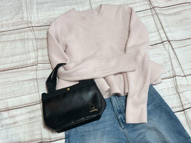 合わせやすいブラックカラーなので、ピンクなどと合わせても◎