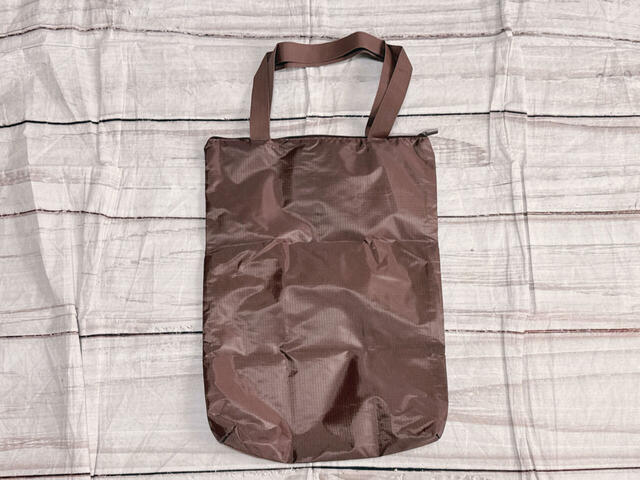 背面は装飾がないシンプルなデザイン