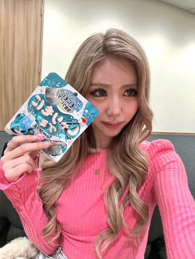 【しゃりもにグミ ソーダ味】のあぺちゃさんとしゃりもにグミのツーショット