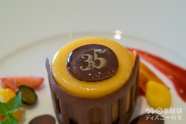 アールグレイのガナッシュ入りミルクチョコレートのムース アプリコットソルベ｜“ディズニー・イースター”ランチコース 5,200円｜東京ディズニーシー・ホテルミラコスタ「オチェーアノ」