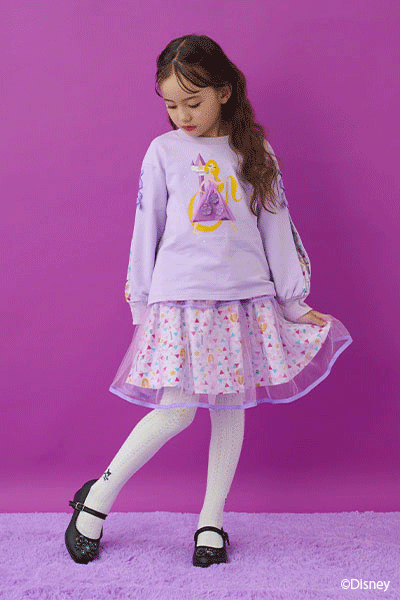 トレーナー ￥12,980、スカート ￥16,280｜ANNA SUI mini『塔の上のラプンツェル』