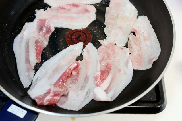 塩レモンを使ったアレンジレシピ「漬け込み不要の焼肉トッピング」／豚バラ肉は塩こしょうを振って、フライパンで焼きます