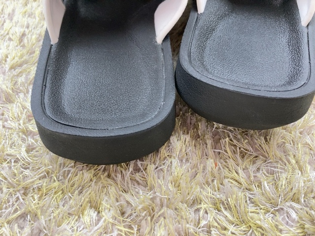 【UNIQLO:C スライドサンダル】底の厚さは約3.5cm。身長も盛れますね