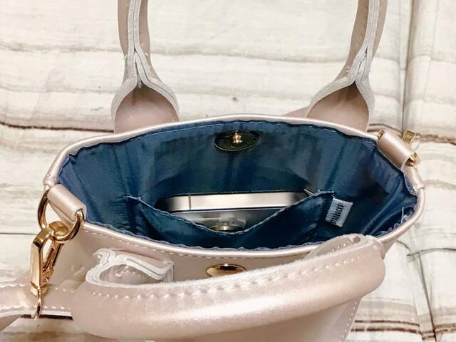 スマホは内ポケットに収納可能