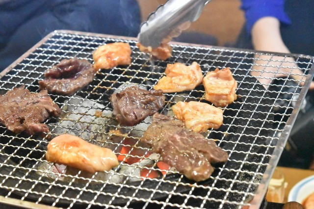 ここではシマチョウなどのホルモンを中心に焼く