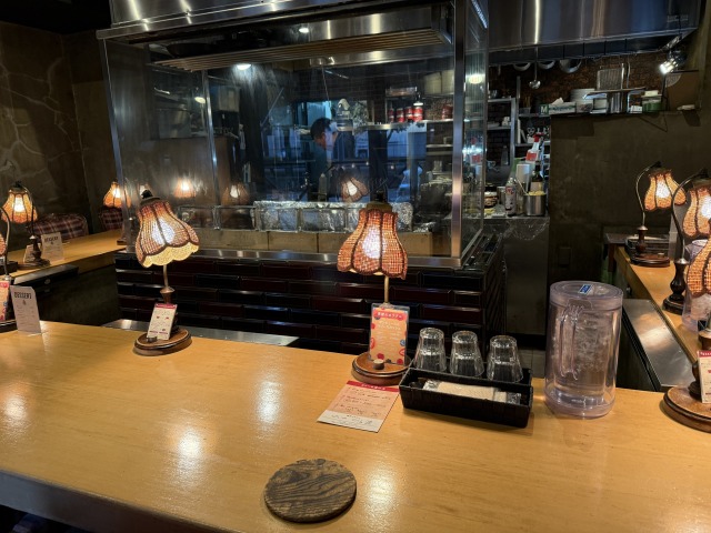 店内のコの字カウンターもスキー場のロッジ風で雰囲気が良い