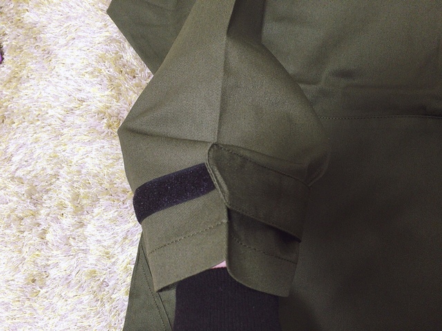 【ワークマン 綿アノラックパーカー】袖はマジックテープで手首に巻き付けられます