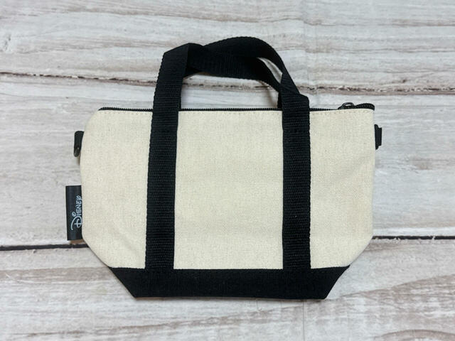 背面は装飾がないシンプルなデザイン