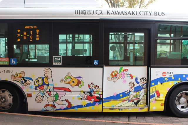 バスの側面にもキャラクターたちが！