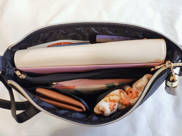 オープンポケットに長財布とミニポーチを入れた状態