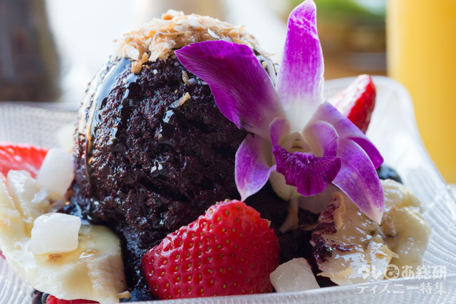 レストラン「アマアマ」の朝食メニュー「アサイー ボウル　ベリー、バナナ、グラノーラ、地元産はちみつと餅ボール」｜アウラニ・ディズニー・リゾート＆スパ コオリナ・ハワイ