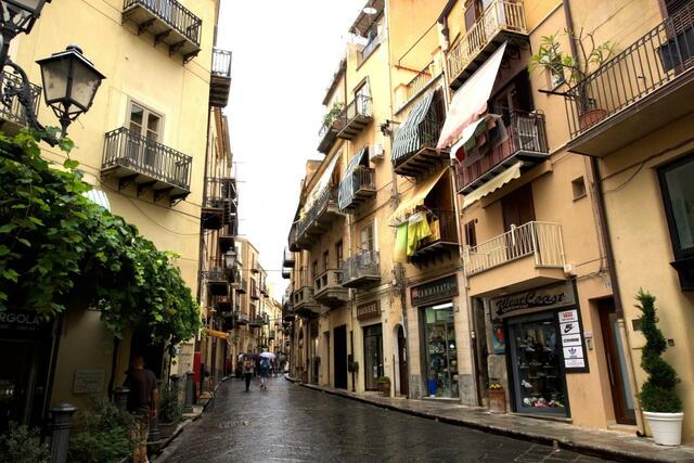 チェファルーは小さなリゾート地。夏は海水浴のために旅行者が押しかけるが、シーズンオフの１０月は閑散としていて趣がある