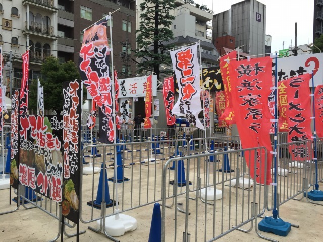 のぼり旗がはためく会場