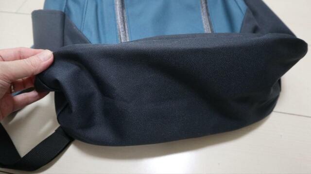 【ワークマン 防水カジュアルバッグ】サイドポケットと底面は異素材ですが、こちらも水を弾く撥水素材！