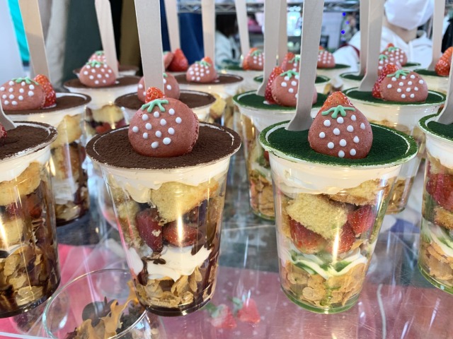 〈アッシュ×エムbébé〉湘南いちごのメリメロパフェ（抹茶・チョコ 各1,200）