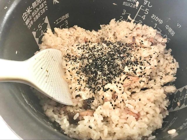 【鯖缶アレンジレシピ　鯖缶と梅干しの炊き込みご飯】鯖の身をほぐしたら炒りごまを加える