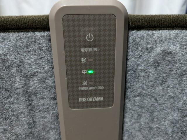 【アイリスオーヤマ ぐるポカパネルヒーター】中モードは緑ランプが点灯します