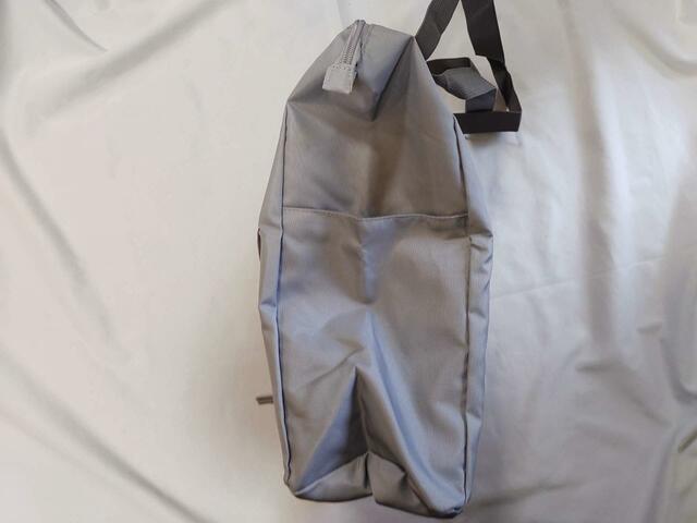 「右側面」には、ペットボトルが入るポケット付き