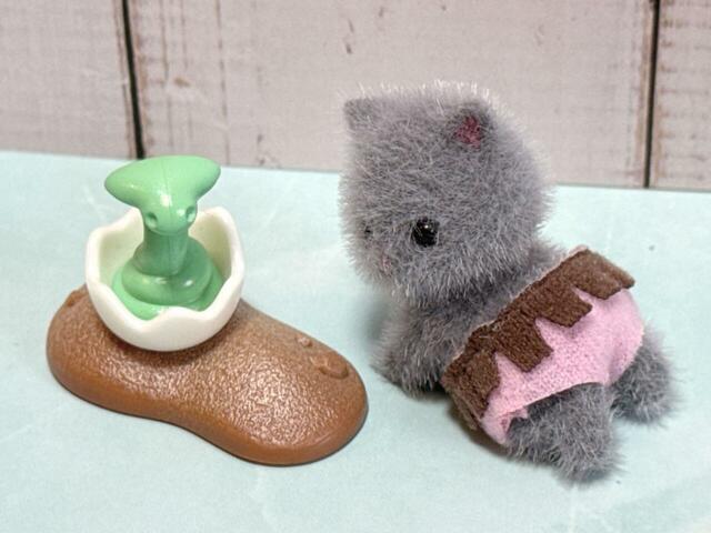 小道具は卵から生まれたばかりのコブラ！